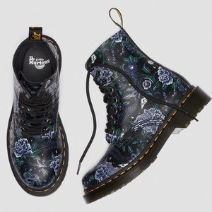 DR MARTENS MYSTIC FLORAL LACE UP BOOTS- NWT